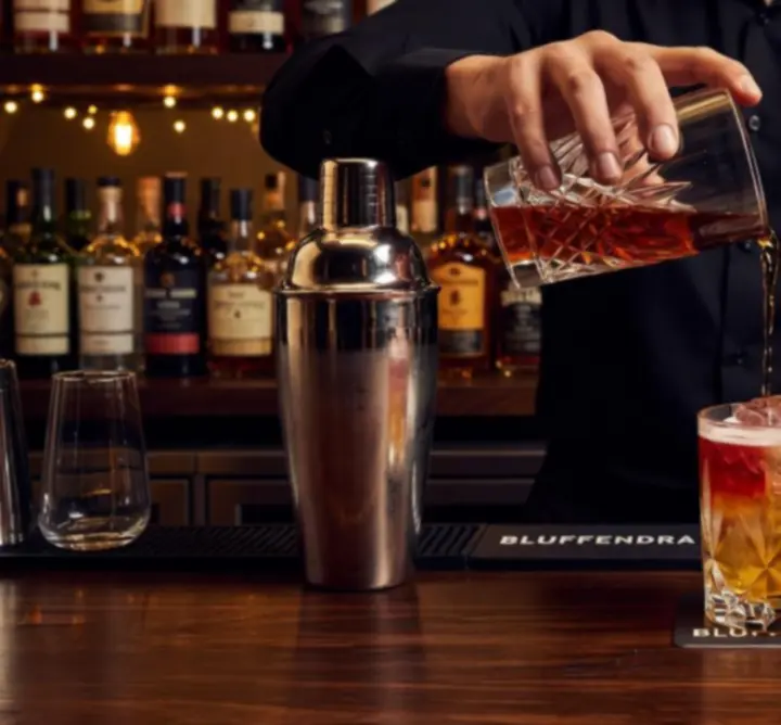 Barman GOL-INSTAL przygotowujący autorski koktajl dla gościa